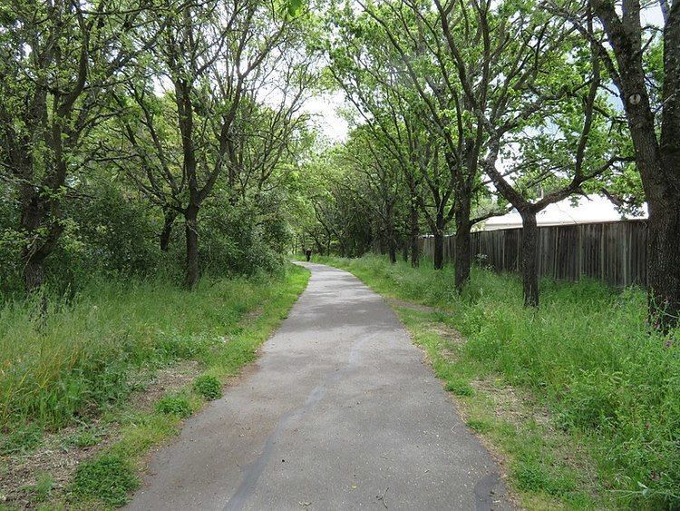 800px Joe Rodota trail in Sebastopol April 2018